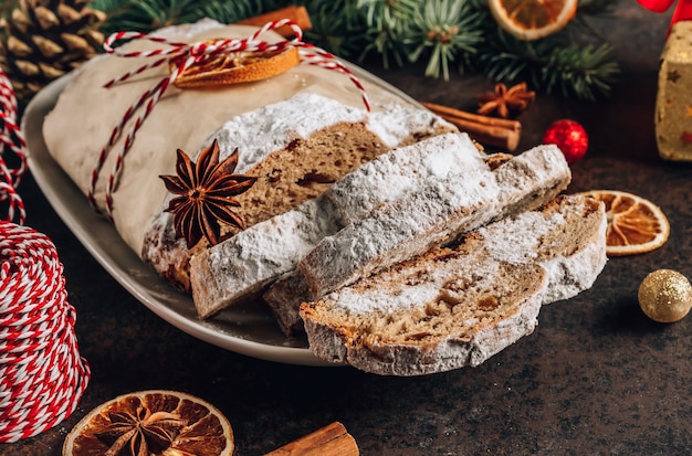 Traditionelles süßes Obstbrot mit Puderzucker