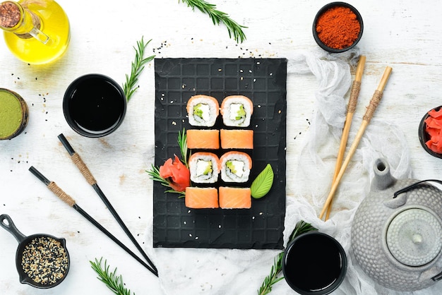 Traditionelles Sushi Philadelphia mit Lachs, Avocado und Käse Japanische Küche Draufsicht