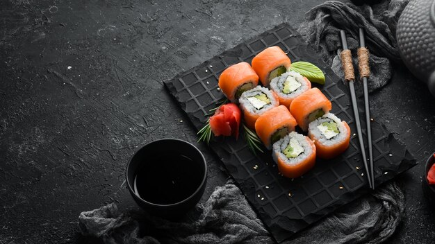 Traditionelles Sushi Philadelphia mit Lachs, Avocado und Käse Japanische Küche Draufsicht