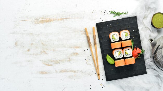 Traditionelles Sushi Philadelphia mit Lachs, Avocado und Käse Japanische Küche Draufsicht