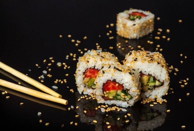 Traditionelles Sushi und Essstäbchen