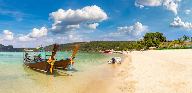 Traditionelles thailändisches Boot auf Phi Phi Don