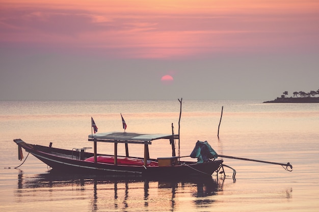 Traditionelles thailändisches Boot bei Sonnenuntergang