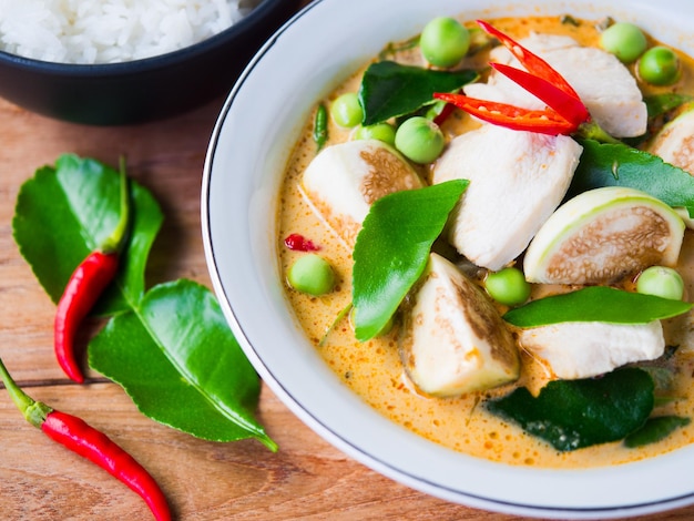 Traditionelles thailändisches Essen mit rotem Hähnchencurry