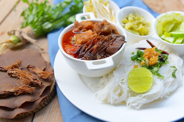 Traditionelles thailändisches Essen, Reisnudeln mit würziger Schweinefleischsoße.
