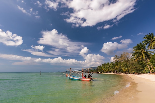 Traditionelles thailändisches Fischerboot mit bunten Bändern am Bug am sandigen Palmenstrand Samui Thailand