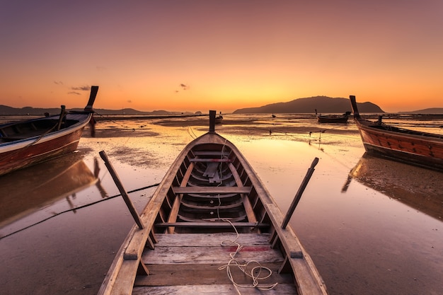 Traditionelles thailändisches longtail Boot am Sonnenaufgangstrand in Phuket, Thailand