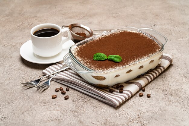 Traditionelles tiramisu-dessert auf konkretem hintergrund