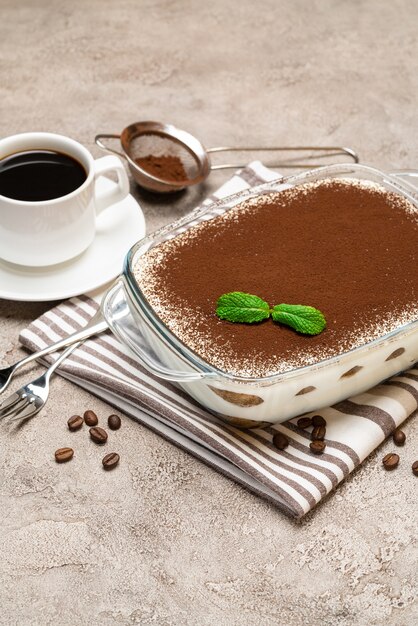 Traditionelles Tiramisu-Dessert auf konkretem Hintergrund