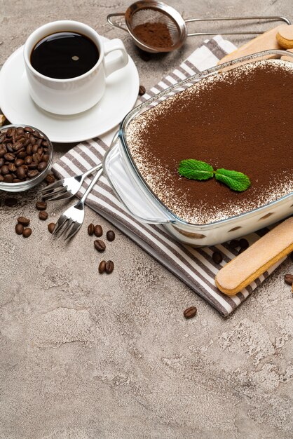 Traditionelles Tiramisu-Dessert auf konkretem Hintergrund