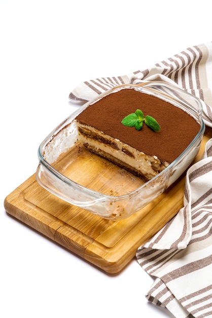 Traditionelles Tiramisu-Dessert in Glasbackform