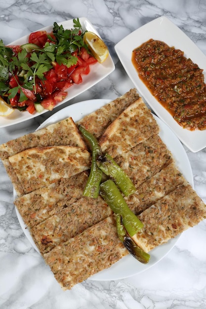 Traditionelles türkisches Backgericht Pide Türkische Pizza Pide Vorspeisen aus dem Nahen Osten Türkische Küche