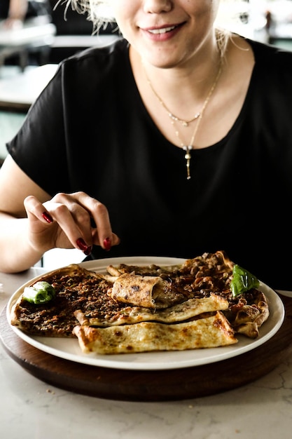 Traditionelles türkisches Backgericht Pide Türkische Pizza Pide