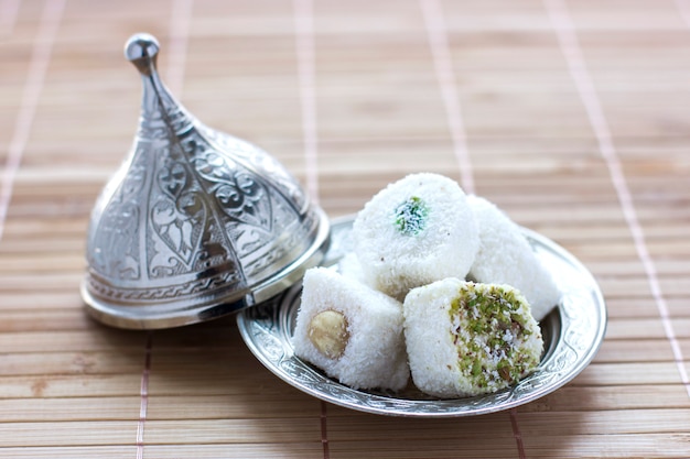 Traditionelles türkisches Bonbons lukum auf einer silbernen Untertasse mit Deckel