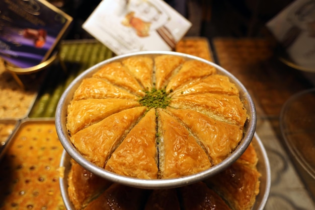 Traditionelles türkisches Dessert Baklava in Karottenform mit Pistazien
