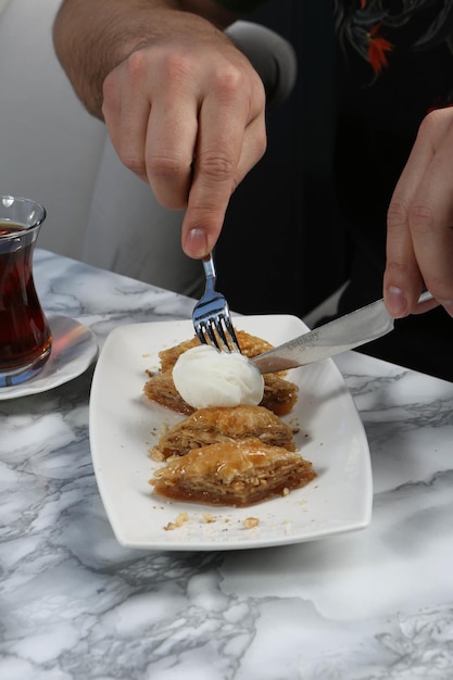 Traditionelles türkisches Dessert-Baklava mit Cashew-Walnüssen Hausgemachtes Baklava mit Nüssen und Honig