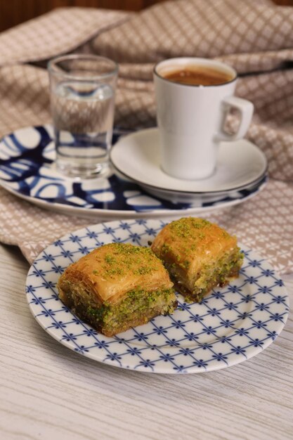 Traditionelles türkisches Dessert-Baklava mit Cashew-Walnüssen Hausgemachtes Baklava mit Nüssen und Honig