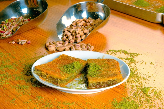 Traditionelles türkisches Dessert-Baklava mit Cashew-Walnüssen Hausgemachtes Baklava mit Nüssen und Honig