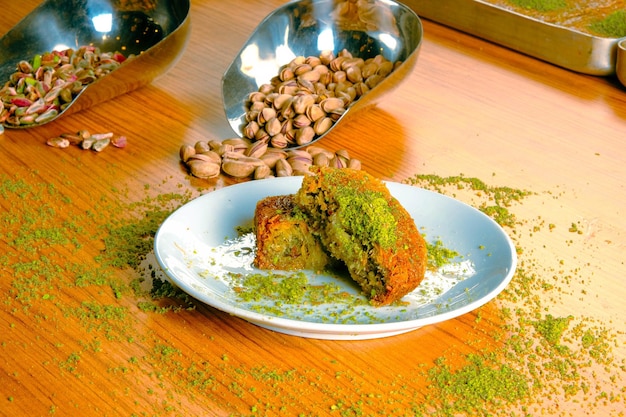 Foto traditionelles türkisches dessert-baklava mit cashew-walnüssen hausgemachtes baklava mit nüssen und honig