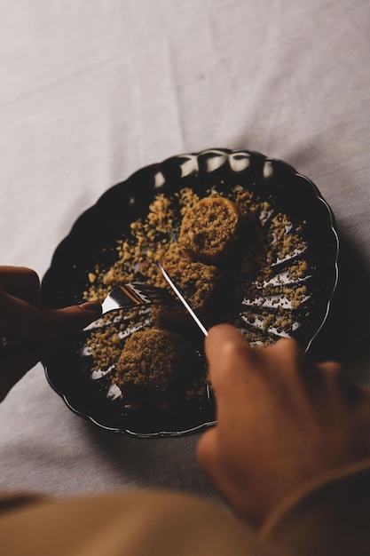 Foto traditionelles türkisches dessert-baklava mit cashew-walnüssen hausgemachtes baklava mit nüssen und honig