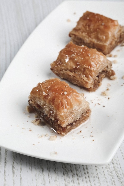 Traditionelles türkisches Dessert Baklava mit Cashewnüssen, Walnüssen. Hausgemachtes Baklava mit Nüssen und Honig.