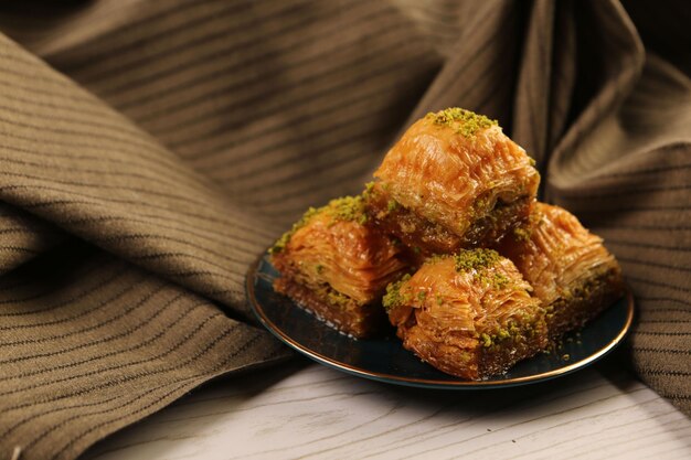 Traditionelles türkisches Dessert Baklava mit Cashewnüssen, Walnüssen. Hausgemachtes Baklava mit Nüssen und Honig.