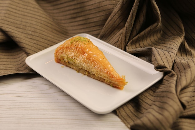 Traditionelles türkisches Dessert Baklava mit Cashewnüssen, Walnüssen. Hausgemachtes Baklava mit Nüssen und Honig.