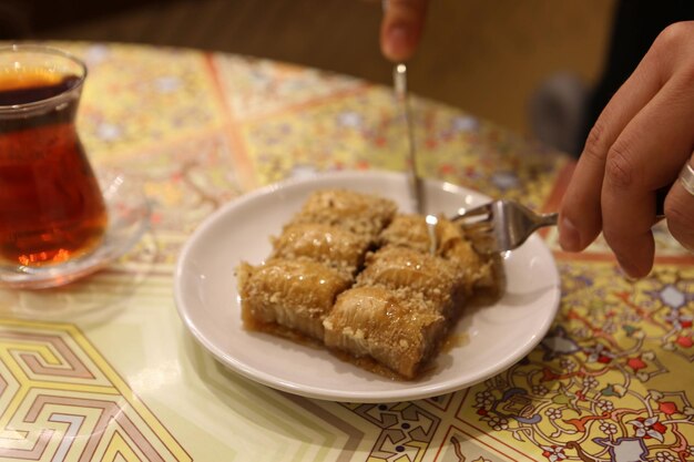 Traditionelles türkisches Dessert Baklava mit Cashewnüssen, Walnüssen. Hausgemachtes Baklava mit Nüssen und Honig.