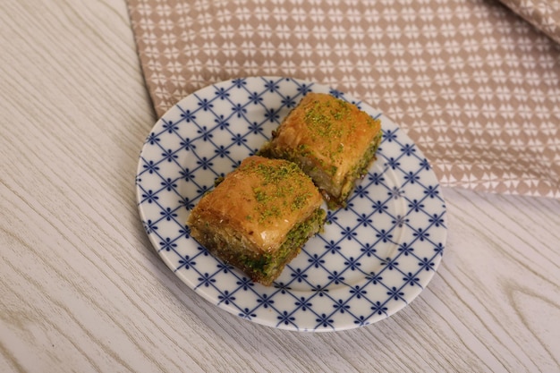 Traditionelles türkisches Dessert Baklava mit Cashewnüssen, Walnüssen. Hausgemachtes Baklava mit Nüssen und Honig.