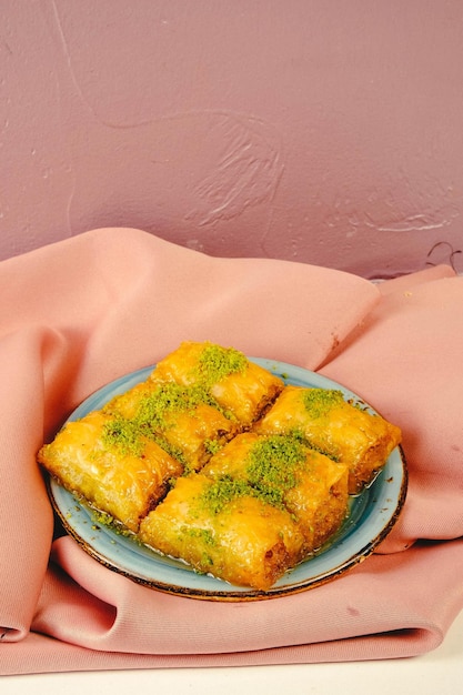 Traditionelles türkisches Dessert Baklava mit Cashewnüssen, Walnüssen. Hausgemachtes Baklava mit Nüssen und Honig.