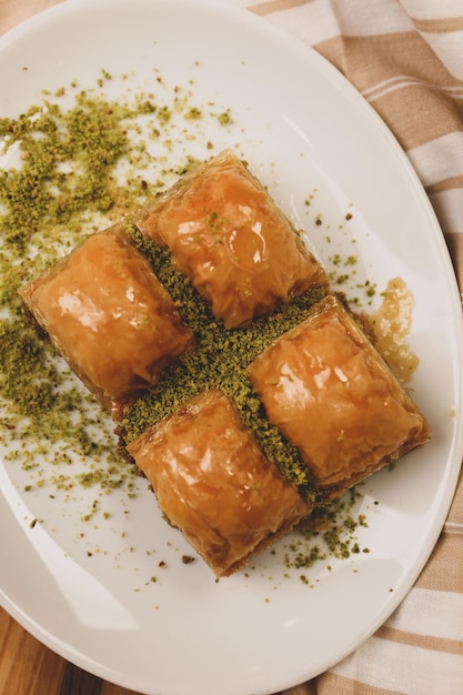 Traditionelles türkisches Dessert Baklava mit Cashewnüssen, Walnüssen. Hausgemachtes Baklava mit Nüssen und Honig.