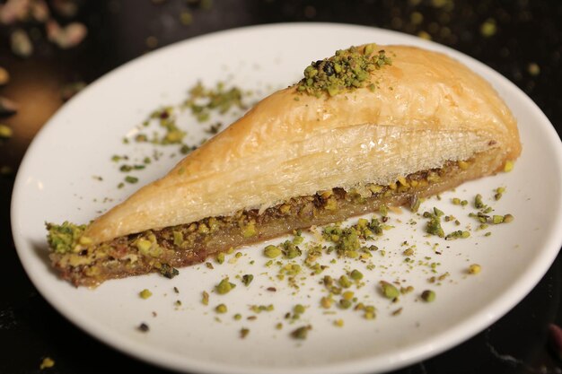 Traditionelles türkisches Dessert Baklava mit Cashewnüssen, Walnüssen. Hausgemachtes Baklava mit Nüssen und Honig.