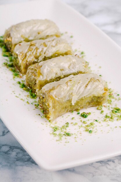 Traditionelles türkisches Dessert Baklava mit Cashewnüssen, Walnüssen. Hausgemachtes Baklava mit Nüssen und Honig.