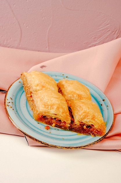 Foto traditionelles türkisches dessert baklava mit cashewnüssen, walnüssen. hausgemachtes baklava mit nüssen und honig.