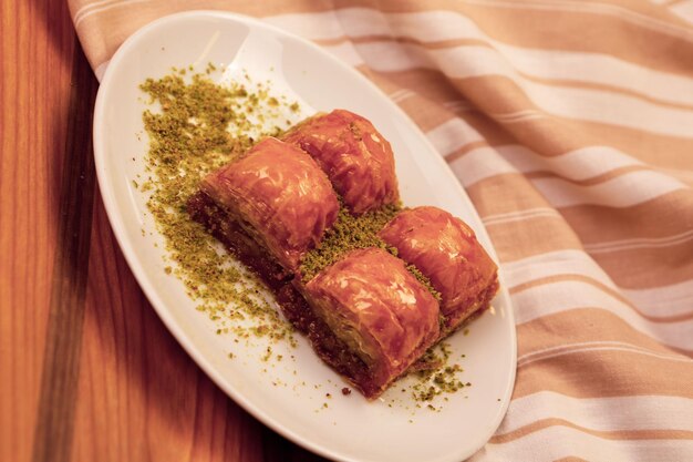 Traditionelles türkisches Dessert Baklava mit Cashewnüssen, Walnüssen. Hausgemachtes Baklava mit Nüssen und Honig.