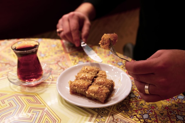 Traditionelles türkisches Dessert Baklava mit Cashewnüssen, Walnüssen. Hausgemachtes Baklava mit Nüssen und Honig.