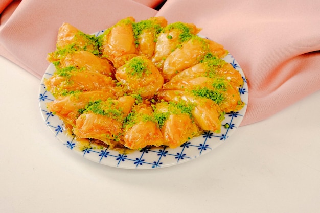 Traditionelles türkisches Dessert Baklava mit Cashewnüssen, Walnüssen. Hausgemachtes Baklava mit Nüssen und Honig.