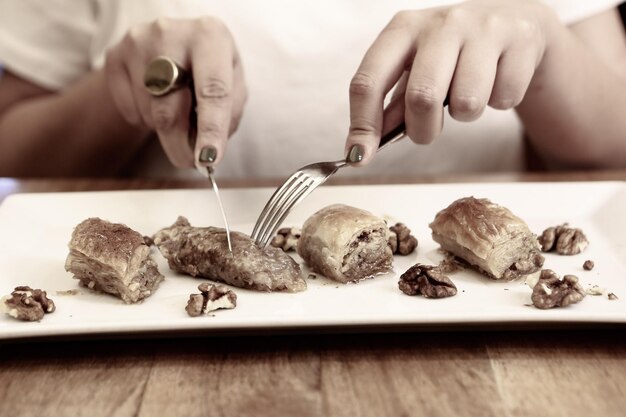 Foto traditionelles türkisches dessert baklava mit cashewnüssen, walnüssen. hausgemachtes baklava mit nüssen und honig.