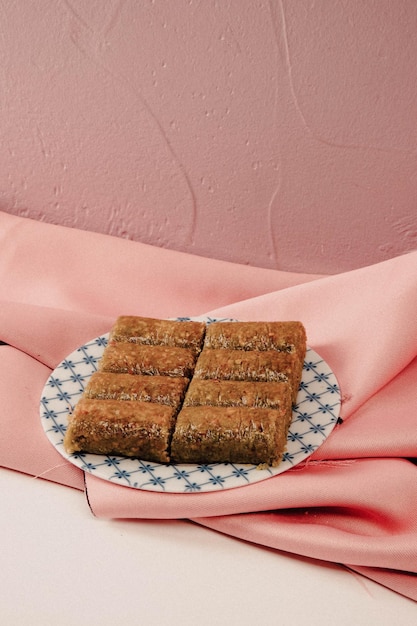 Traditionelles türkisches Dessert Baklava mit Cashewnüssen, Walnüssen. Hausgemachtes Baklava mit Nüssen und Honig.