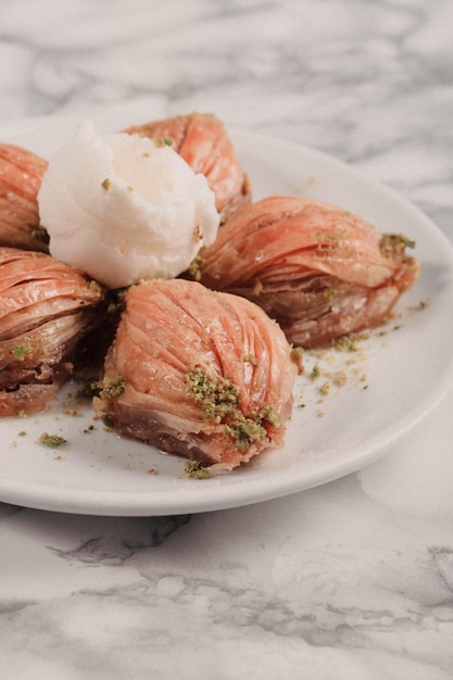 Traditionelles türkisches Dessert Baklava mit Cashewnüssen, Walnüssen. Hausgemachtes Baklava mit Nüssen und Honig.