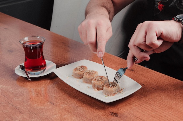 Traditionelles türkisches Dessert Baklava mit Cashewnüssen, Walnüssen. Hausgemachtes Baklava mit Nüssen und Honig.