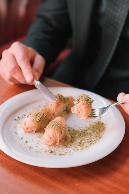 Traditionelles türkisches Dessert Baklava mit Cashewnüssen, Walnüssen. Hausgemachtes Baklava mit Nüssen und Honig.