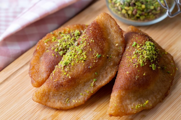 Foto traditionelles türkisches dessert tas kadayif