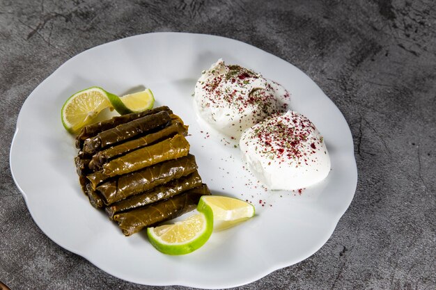 Traditionelles türkisches Dolma mit Joghurt