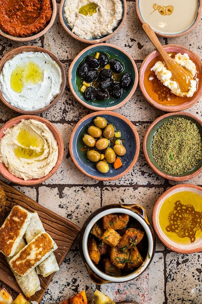 Traditionelles türkisches Dorffrühstück auf dem Keramiktisch mit Gebäck, Gemüse, Aufstrichen, Käse, Spiegelei, Marmelade, Draufsicht