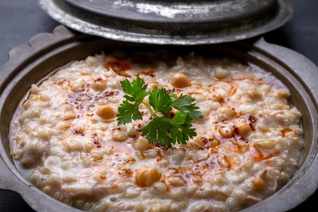 Traditionelles türkisches Essen aus Fleisch und Weizen, köstliches Ramadan-Essen (türkischer Name; Keskek)