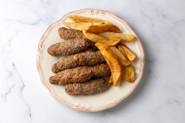 Traditionelles türkisches Essen, trockene Fleischbällchen oder Inegol-Fleischbällchen mit Kartoffeln, türkischer Name Kuru Kofte oder Anne Koftesi