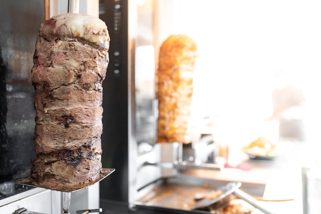 Traditionelles türkisches Fast Food Vertikale Rotisserie mit heißem und frischem Fleisch für Döner-Kebab-Kopienplatz