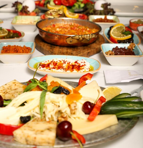 Traditionelles türkisches Frühstück mit traditionellem türkischen Tee auf Marmortisch Hatay Küche köstliches und traditionelles Frühstück in der Türkei