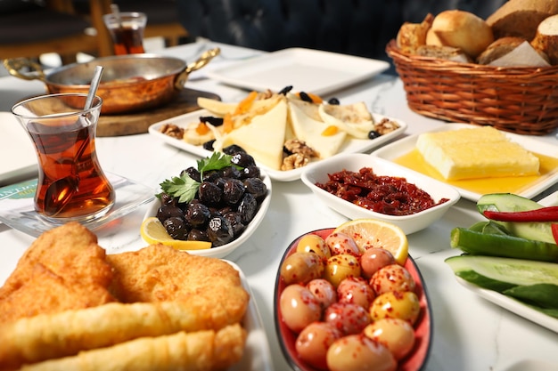 Foto traditionelles türkisches frühstück mit traditionellem türkischen tee auf marmortisch hatay küche köstliches und traditionelles frühstück in der türkei